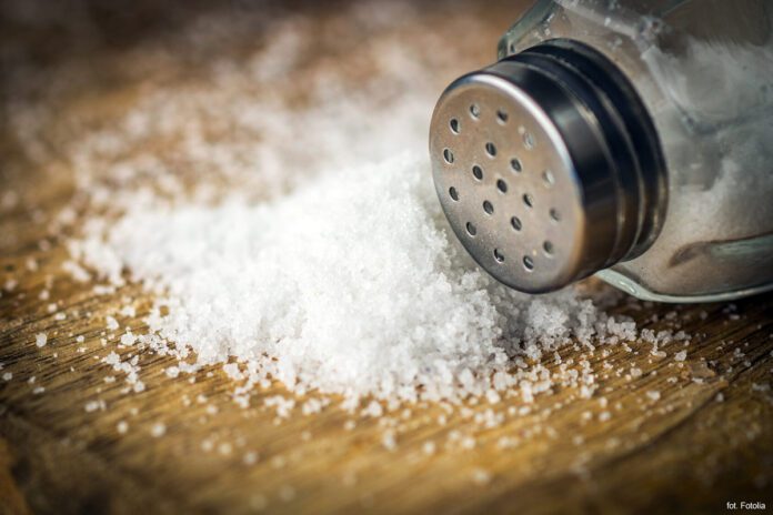 Czy sól szkodzi? Wysypująca się na blat sól z przewróconej solniczki