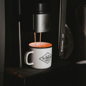 Test ekspresów do kawy: kawa nalewana z ekspresu do kubka