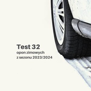 Test opon zimowych 2023: zbliżenie na koło samochodu i czarną oponę, która jedzie po śniegu zostawiając ślad