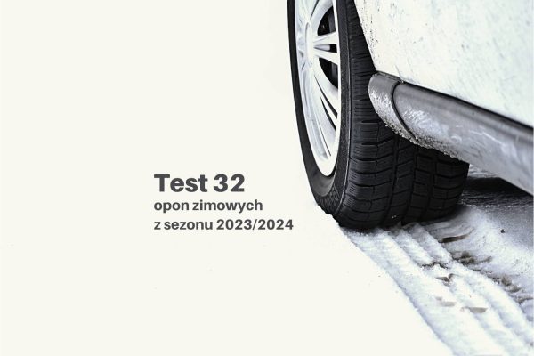 Test opon zimowych 2023: zbliżenie na koło samochodu i czarną oponę, która jedzie po śniegu zostawiając ślad