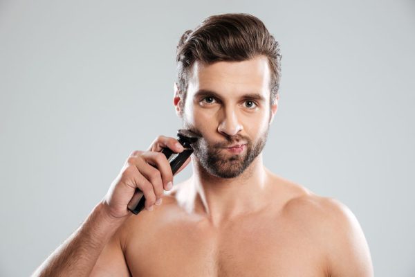 Test golarek elektrycznych: mężczyzna golący brodę golarką elektryczną